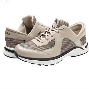 Zeba Hands-free Sneakers in Beige, Size 9.5